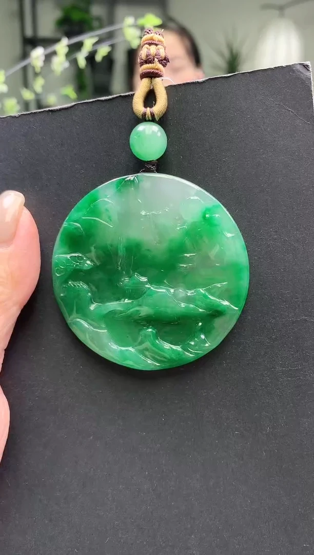 颈饰未镶嵌石英质玉山水牌