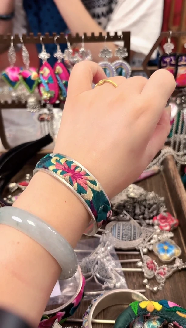 织绣云织谣民族风精美饰品   176