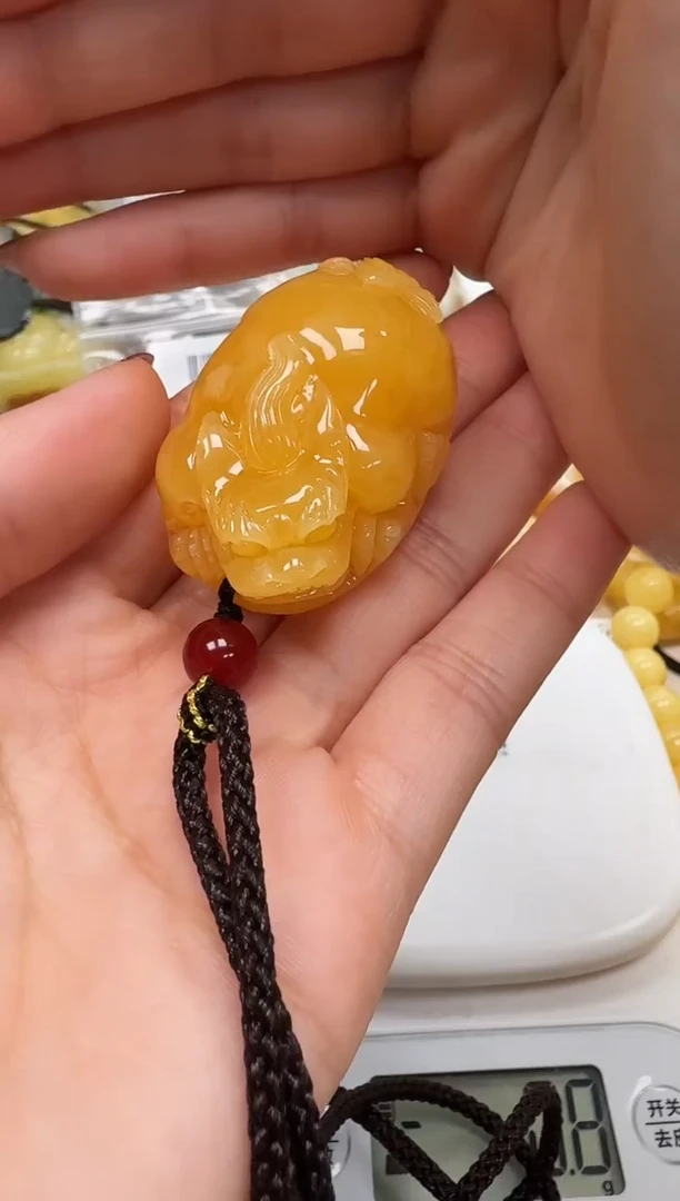 未镶嵌琥珀裸石如图