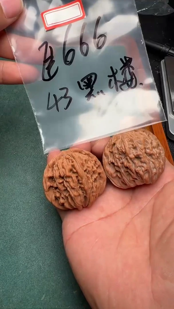 文玩核桃把件臣43黑山楼