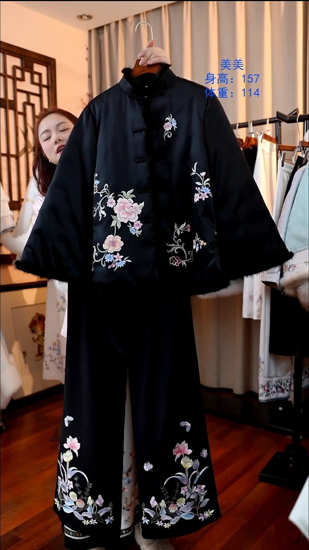 刺绣非遗服饰一物一件