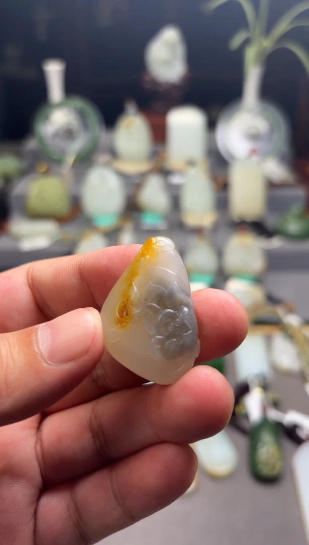 和田玉未镶嵌颈饰阿**三年年有福