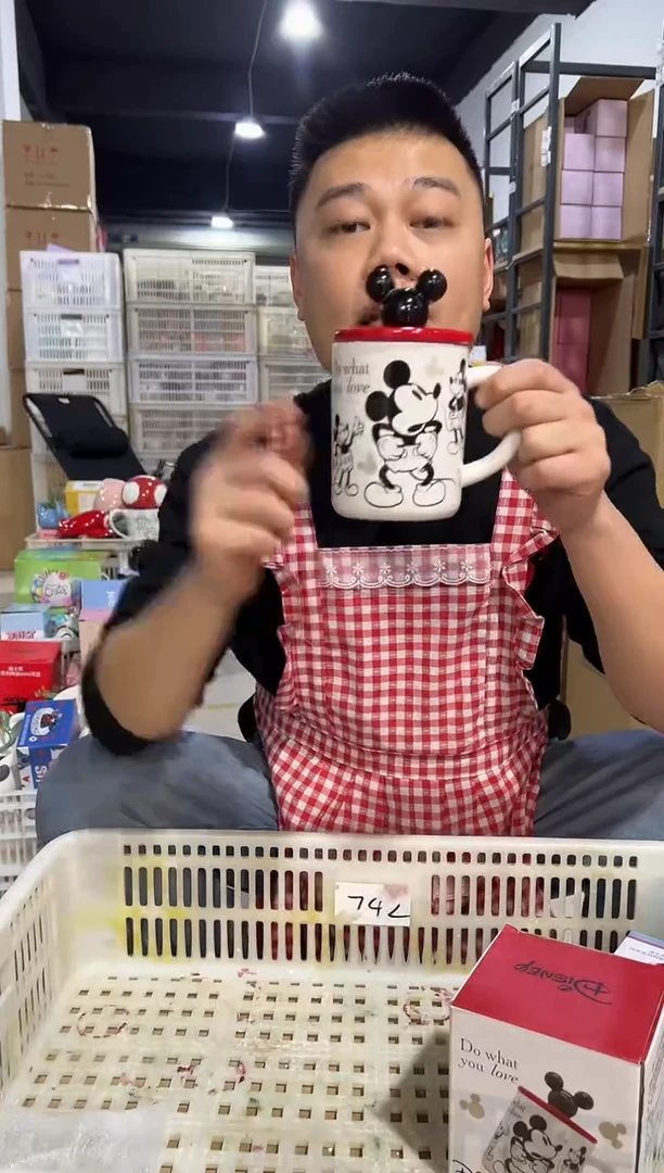 【闪购商品】杯原盒米奇手稿带盖杯