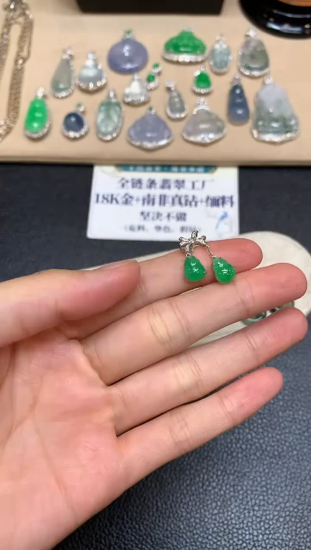 颈饰18K金镶嵌翡翠葫芦【无服务费【48小时鉴赏期】