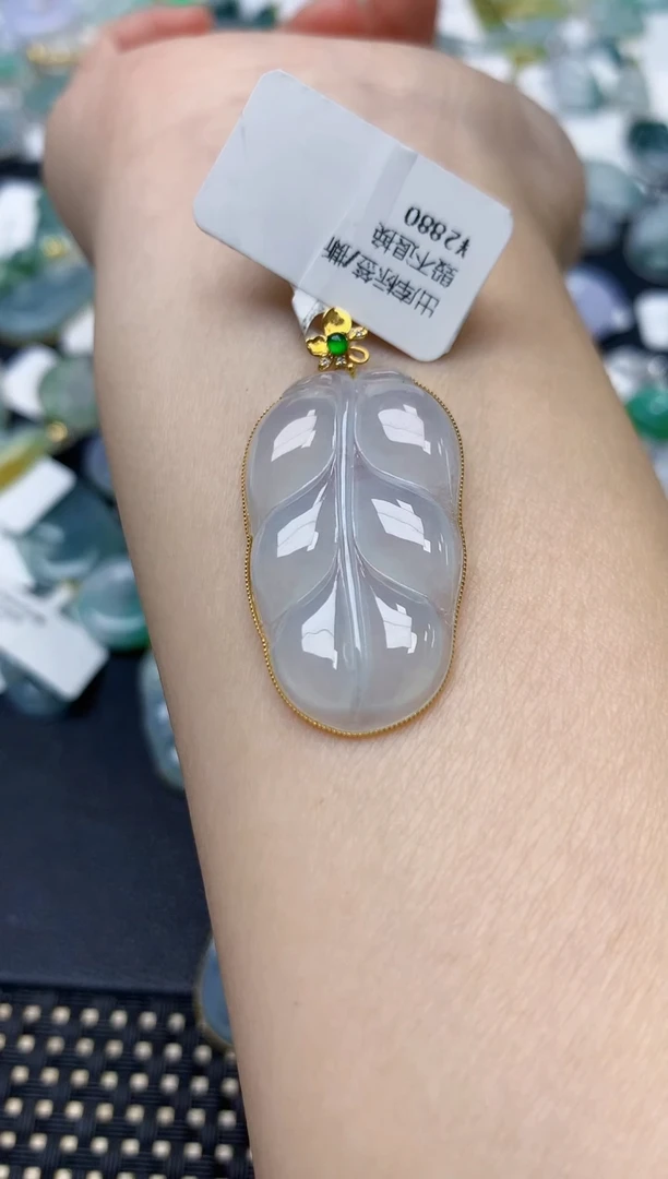 颈饰18K金镶嵌翡翠P****你天然缅甸A货翡翠