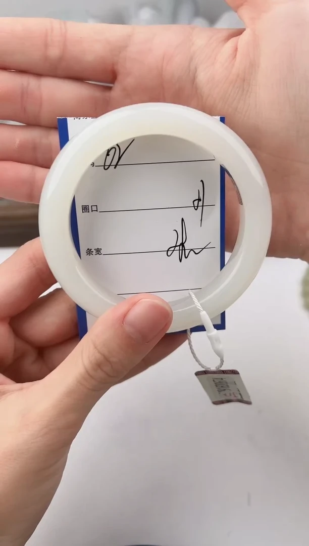 未镶嵌手镯和田玉62颜色微差无瑕疵