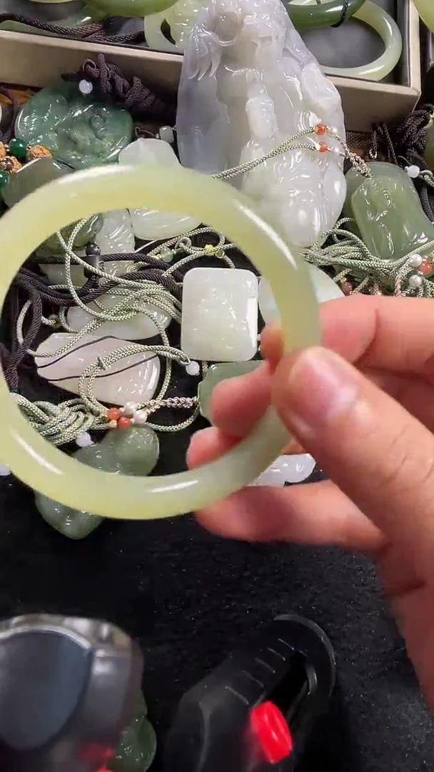 未镶嵌手镯和田玉手镯