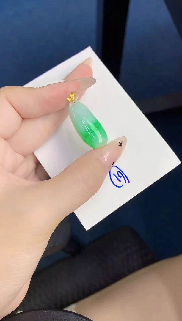 颈饰18K金镶嵌翡翠缅甸天然翡翠A货