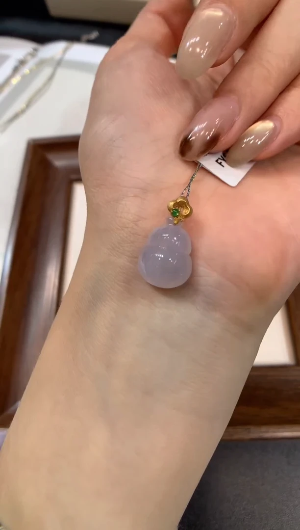 颈饰18K金镶嵌翡翠葫芦