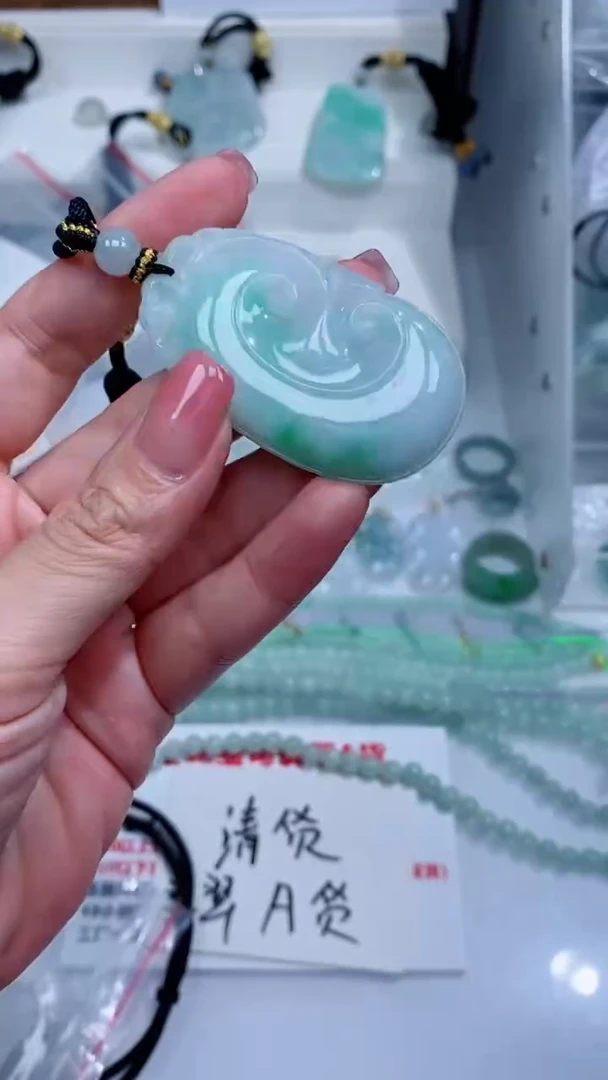 翡翠未镶嵌颈饰吊坠