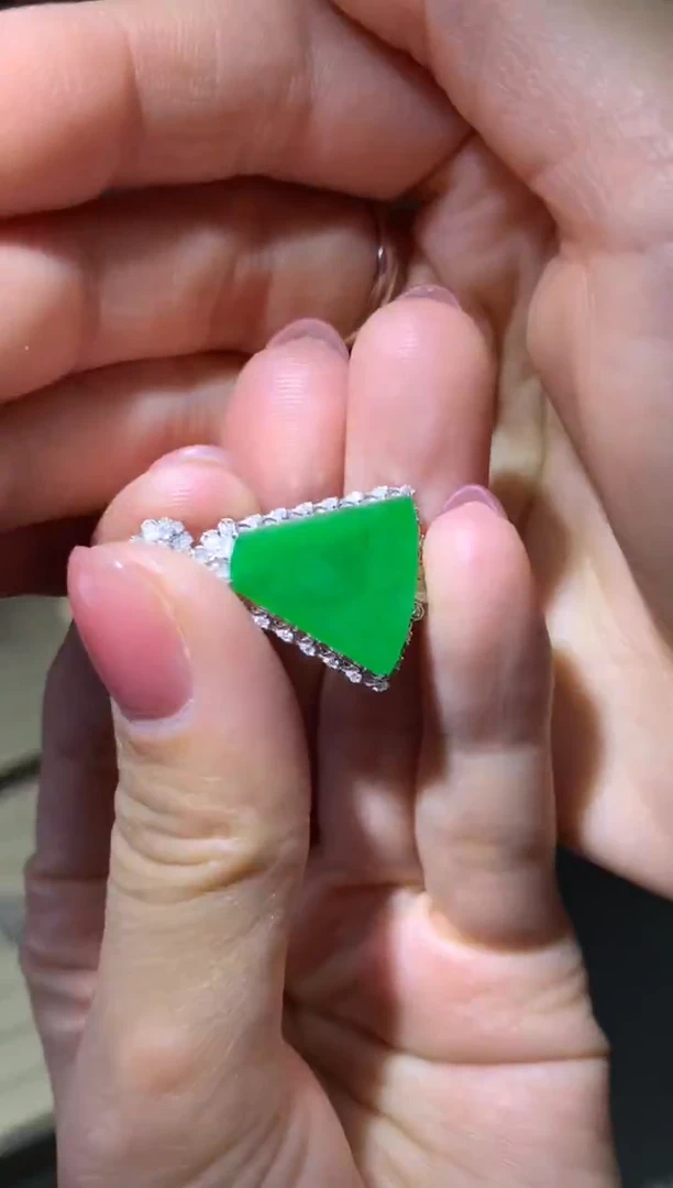 颈饰18K金镶嵌翡翠|不退不换