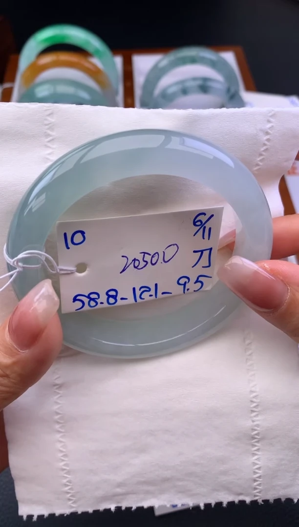 未镶嵌手镯翡翠假一赔三 手镯