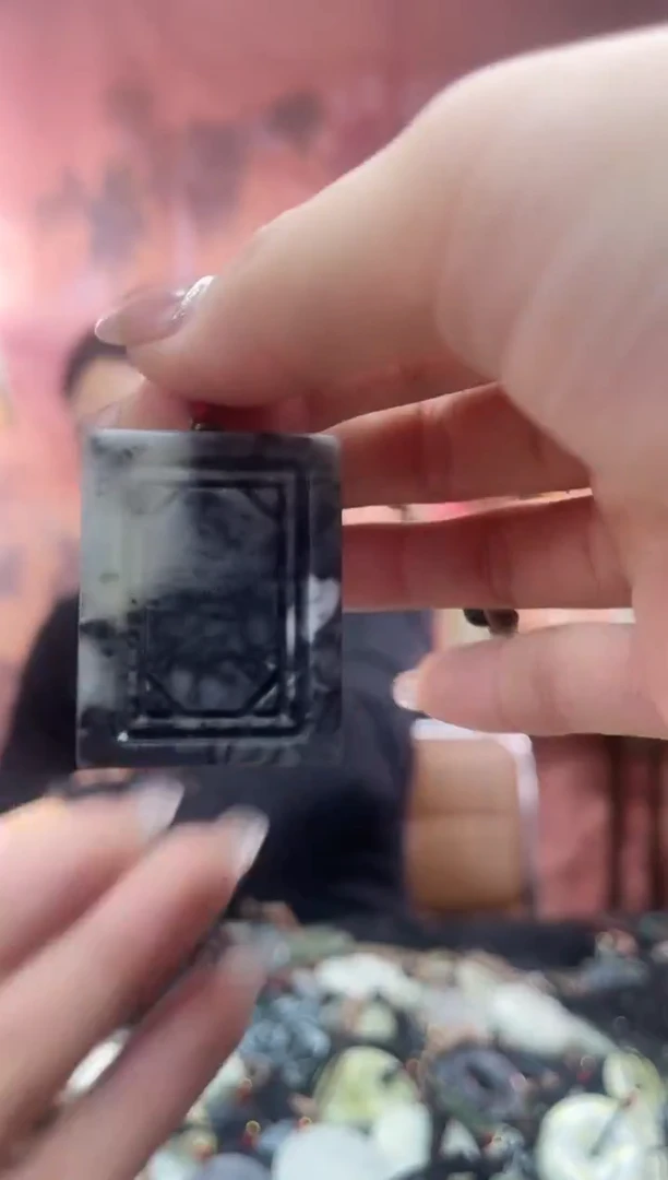 未镶嵌岫玉吊坠`