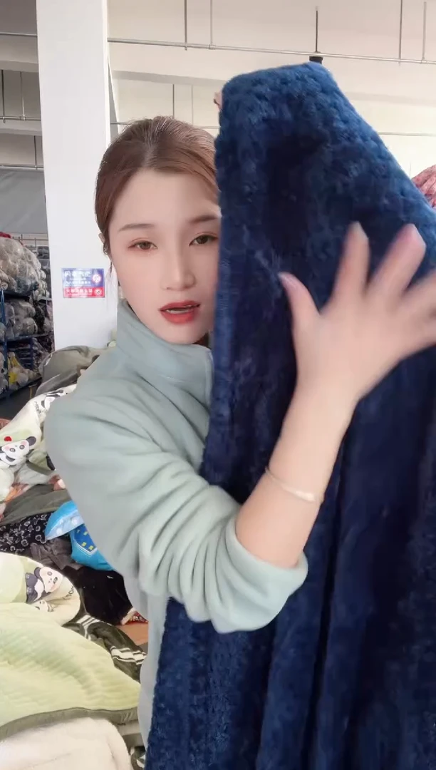牛奶绒主播手上展示的