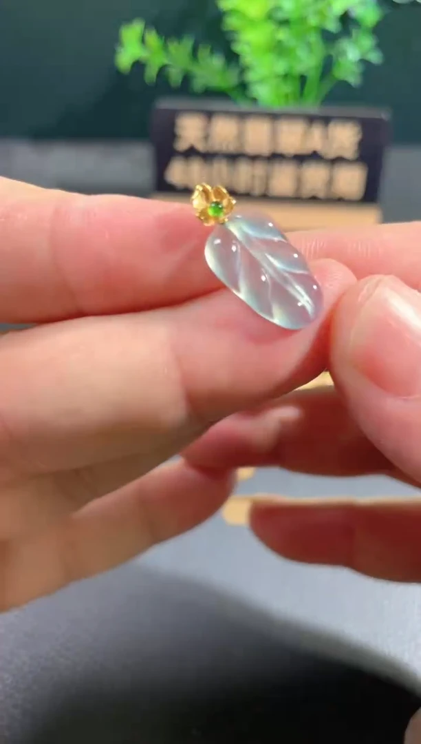 翡翠18K金镶嵌颈饰翡翠