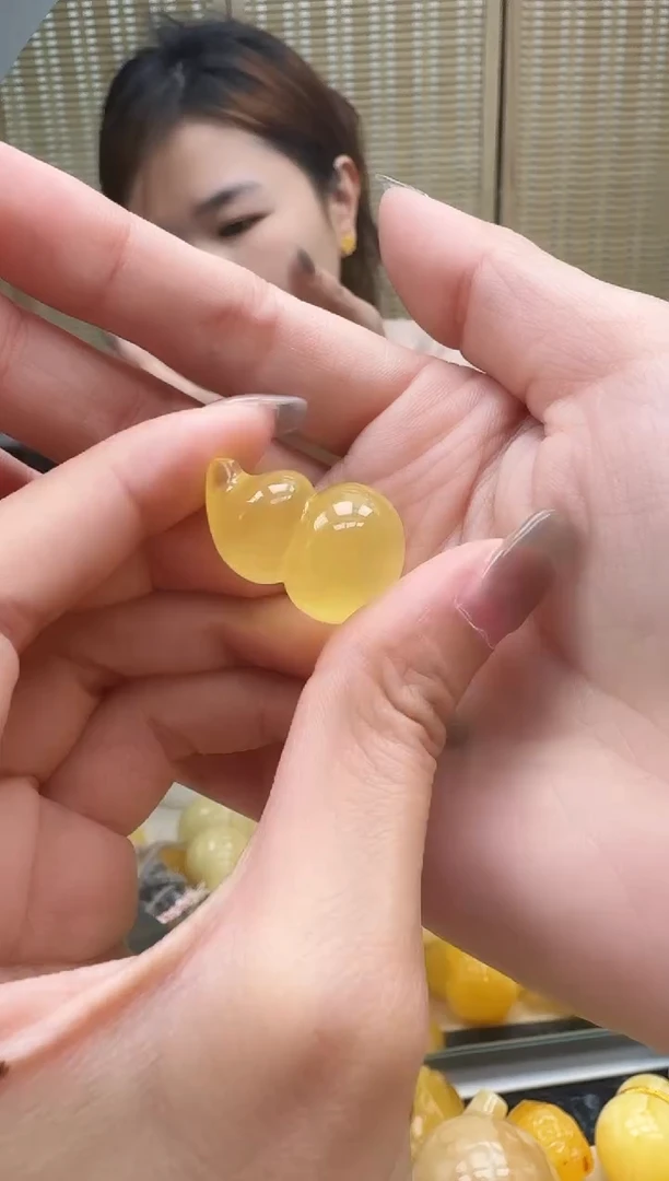 未镶嵌琥珀裸石如图