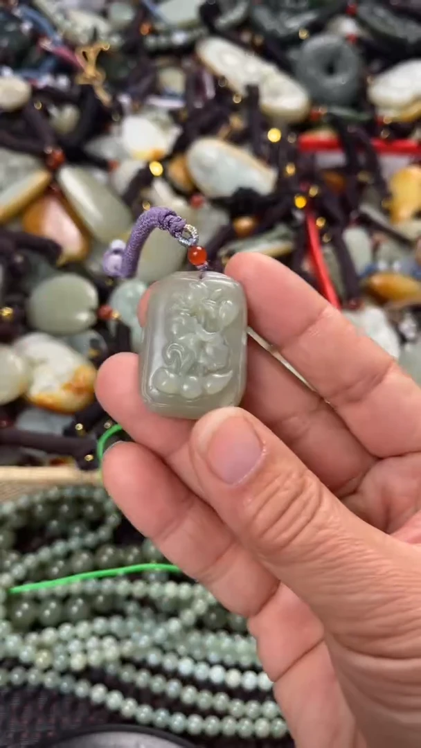 【闪购商品】和田玉颈饰未镶嵌多样性发货没有证书，拍一发一.有瑕