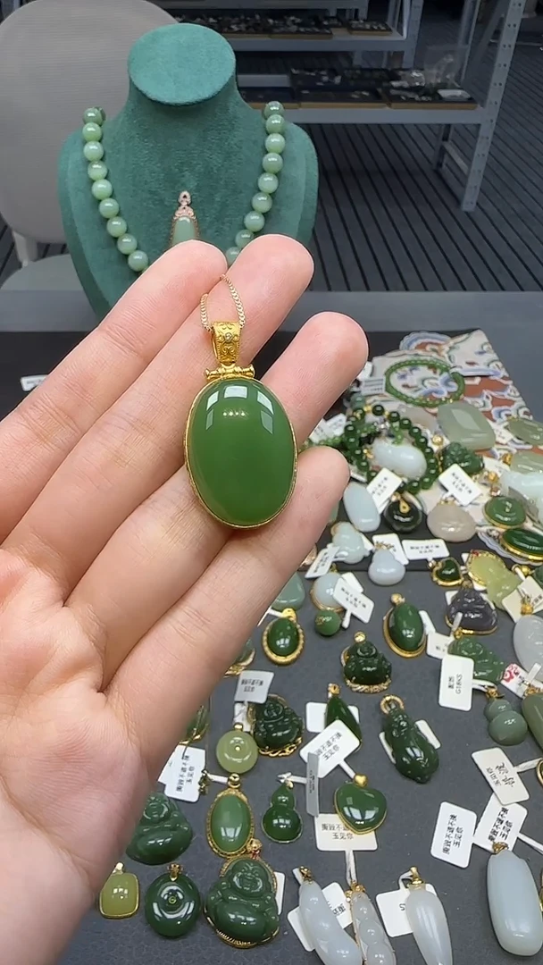 18K金镶嵌和田玉挂件1