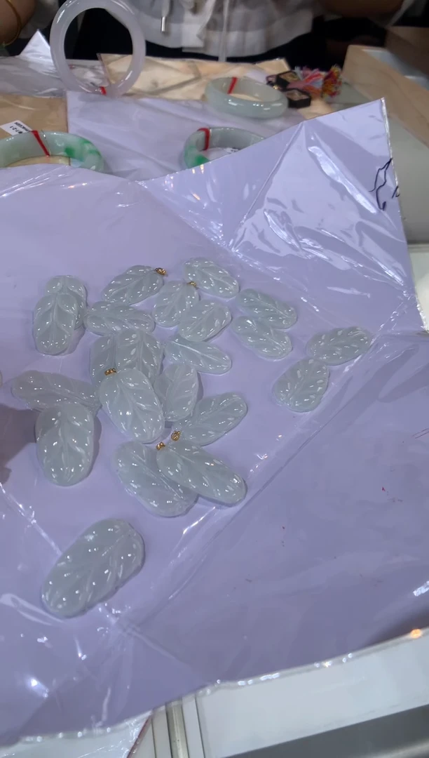 翡翠18K金镶嵌颈饰带18K金扣叶子多样性发其一103006