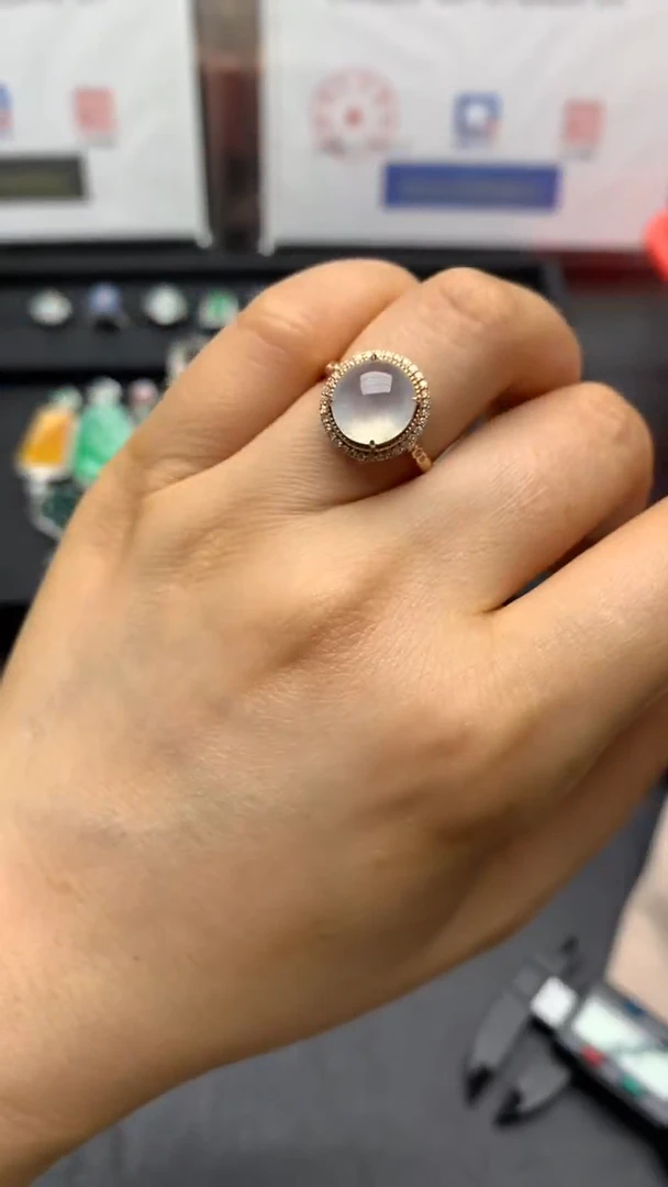 18K金镶嵌戒指翡翠白冰蛋面戒指