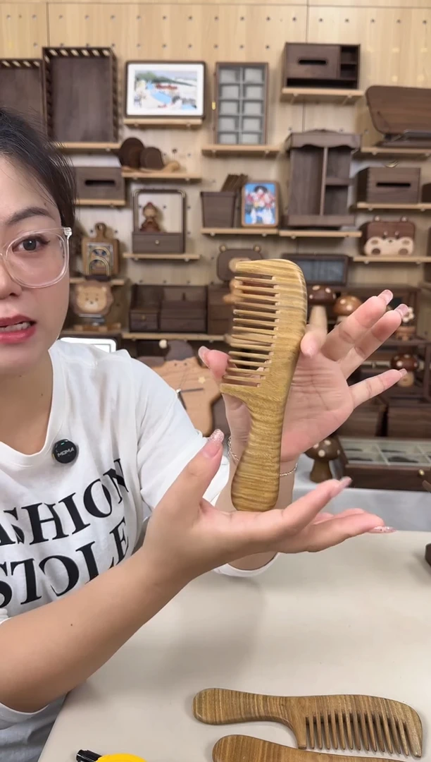木绿檀木宽齿梳子