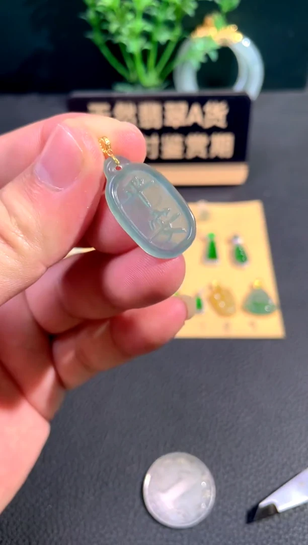 颈饰18K金镶嵌翡翠翡翠