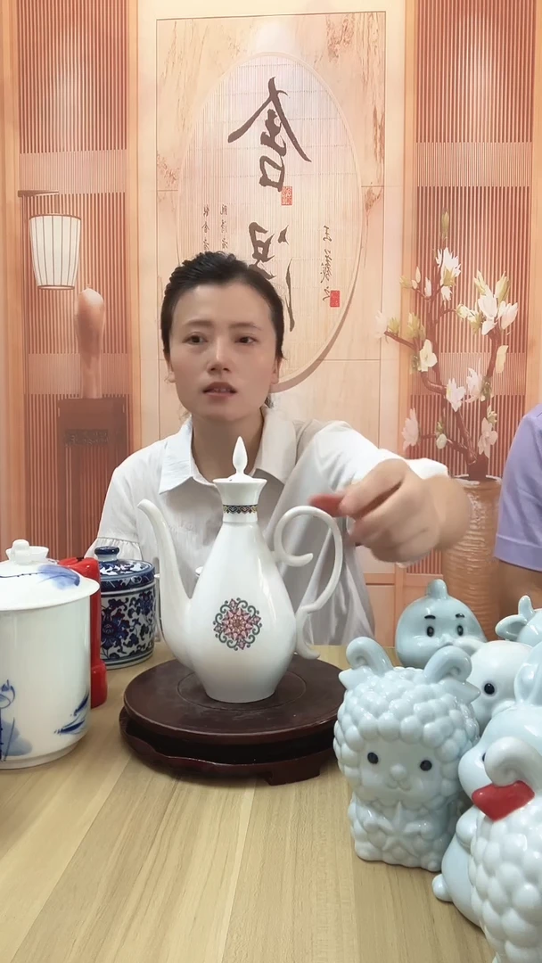 瓷珐琅彩酒壶1把