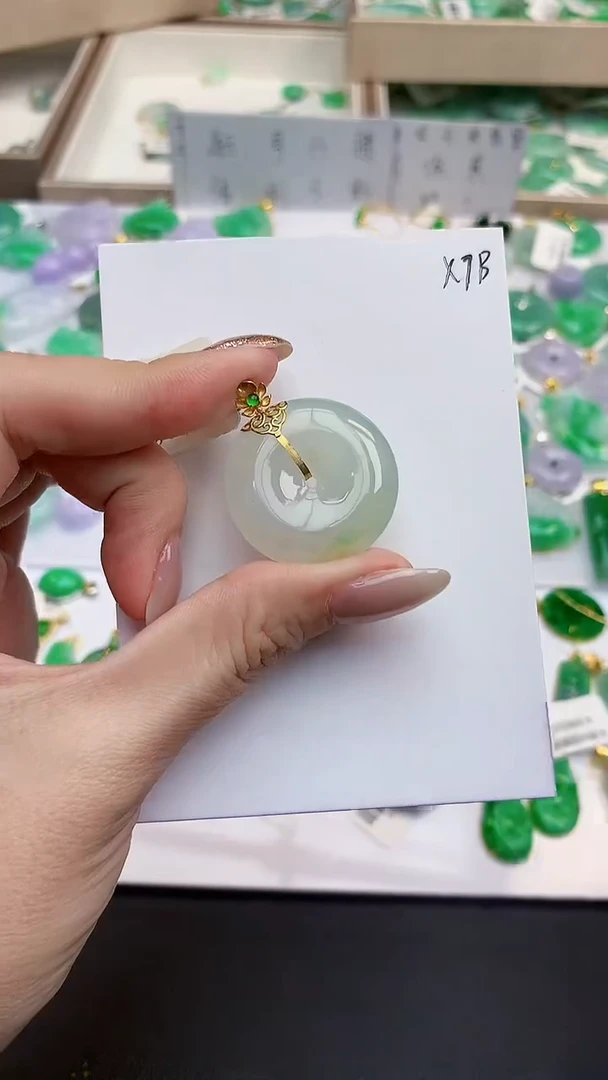 颈饰18K金镶嵌翡翠可***冰天然缅甸A货翡翠