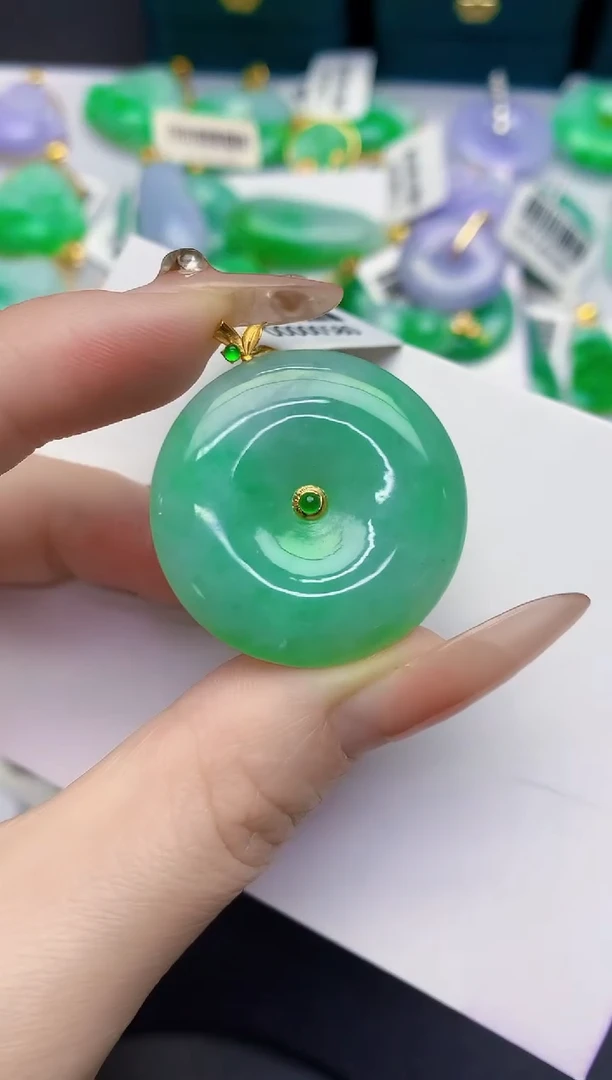 颈饰18K金镶嵌翡翠缅甸天然翡翠A货