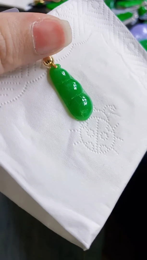 颈饰18K金镶嵌翡翠豆