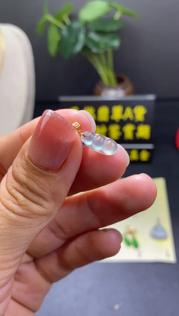 翡翠18K金镶嵌颈饰翡翠吊坠