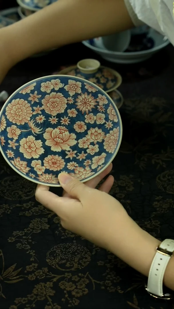 清理仓库中 茶具茶叶陶炉