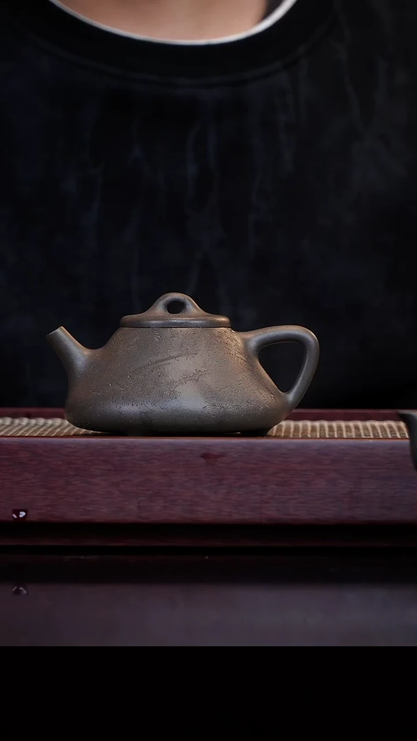 茶壶紫砂大水潭天青-半手子冶刻绘225cc