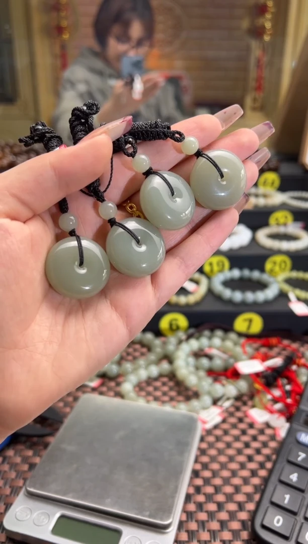 【闪购商品】和田玉吊坠(赠链)未镶嵌且末料青白玉平安扣发其一