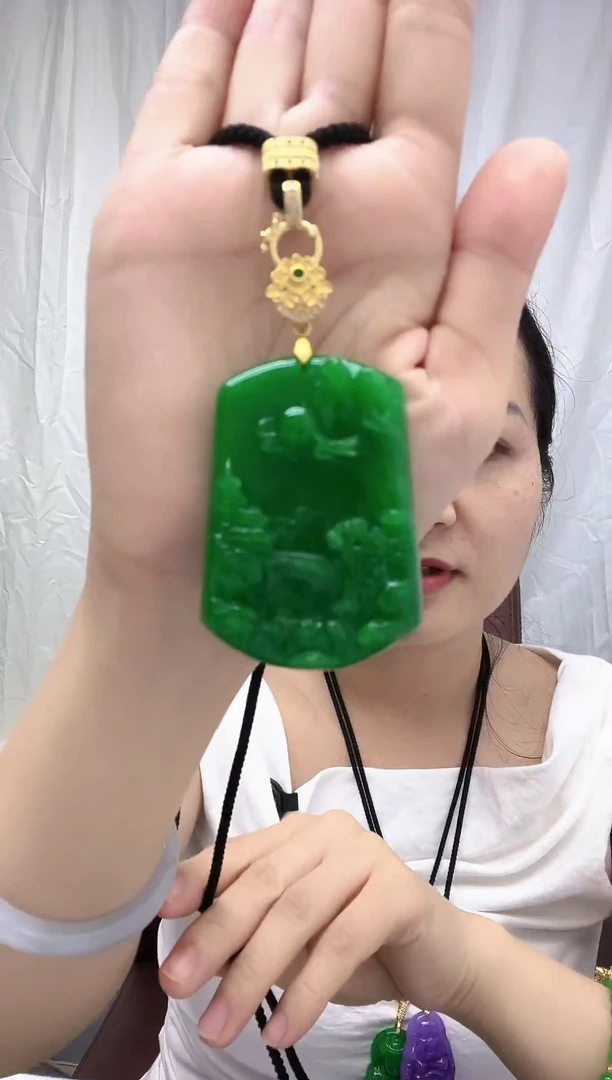 颈饰未镶嵌翡翠阳绿山水牌