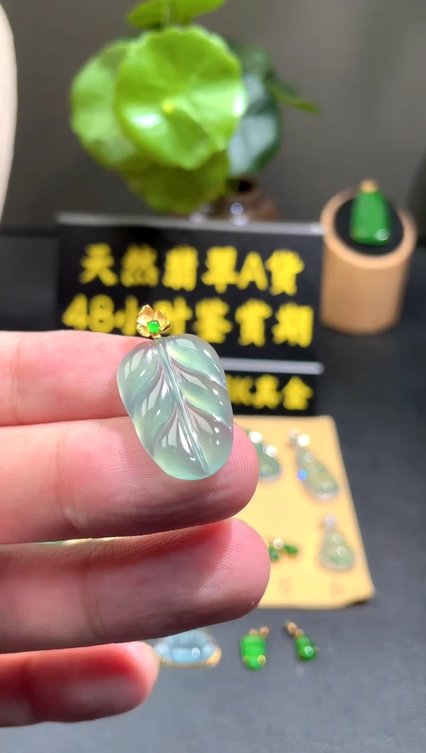 颈饰18K金镶嵌翡翠翡翠A货