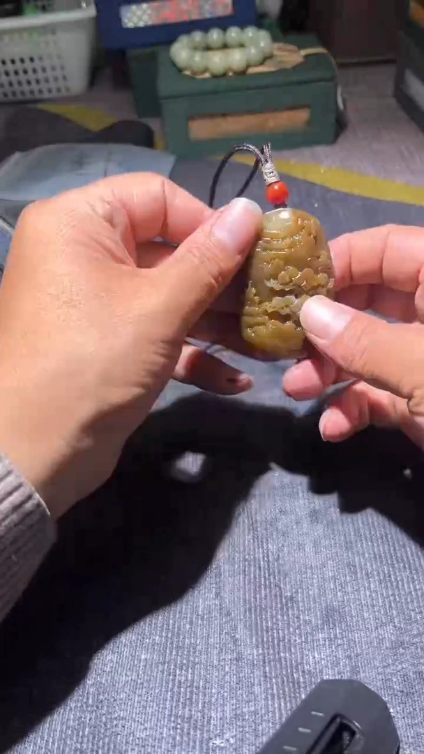 颈饰未镶嵌和田玉山水吊坠