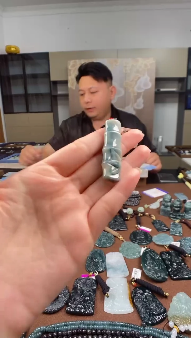 颈饰未镶嵌翡翠 多样性发其一