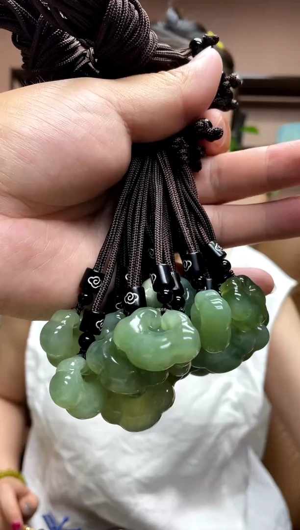 岫玉未镶嵌吊坠多样性发货发其中之一