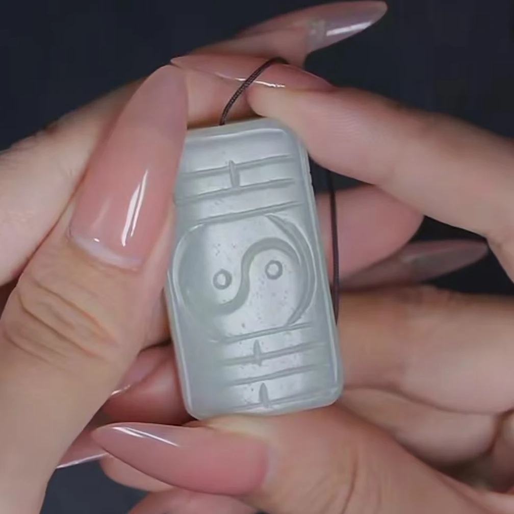 清代和田玉八卦玉勒子