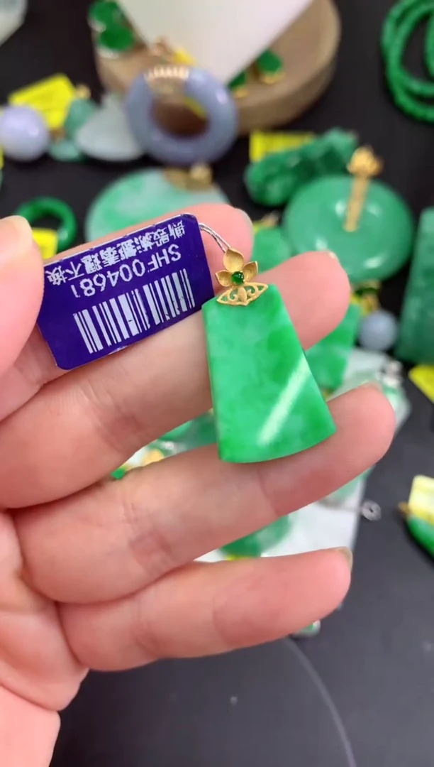 吊坠(不含链)18K金镶嵌翡翠挂件