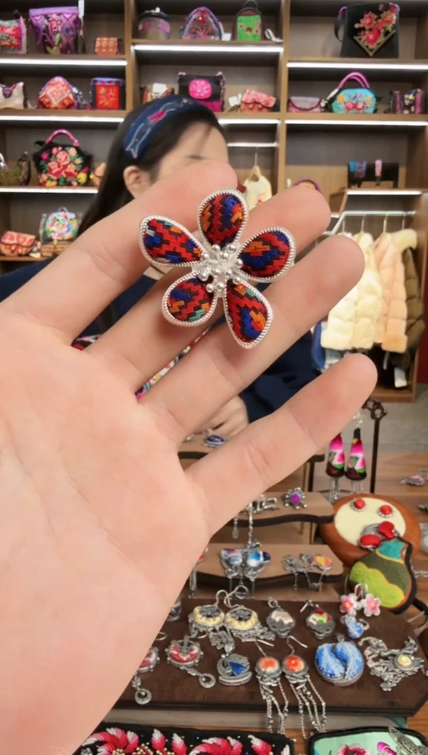 【闪购商品】织绣112蒙阿苏苗绣传承