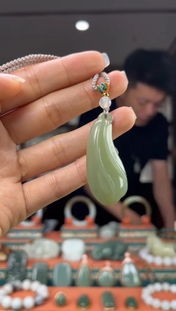 和田玉未镶嵌颈饰佩佩