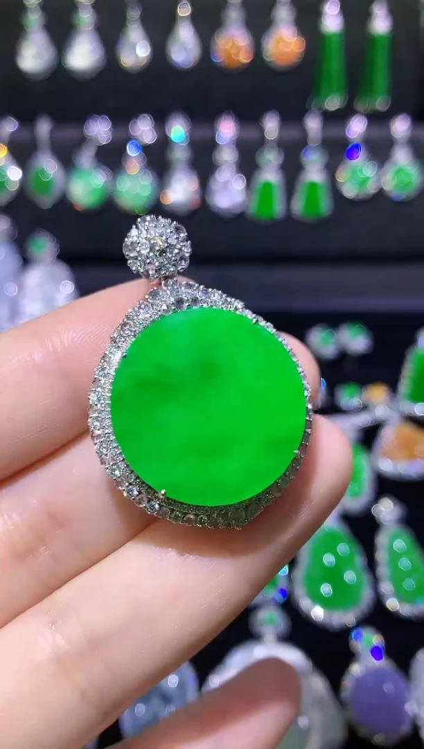 吊坠(不含链)18K金镶嵌翡翠高冰满绿满钻围镶无事牌
