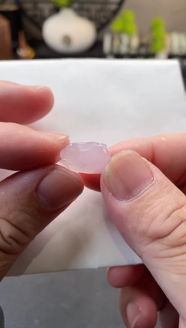 翡翠未镶嵌颈饰兔子