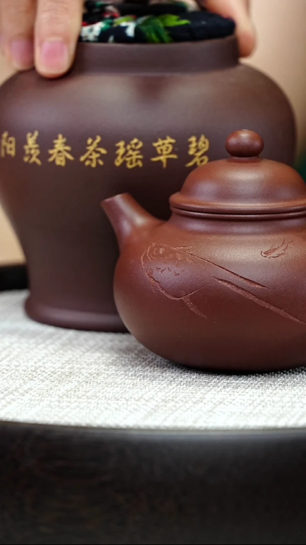 茶壶紫砂容天（刻鱼）(柯沁钰刻绘）-紫泥-150ccJCY-0211