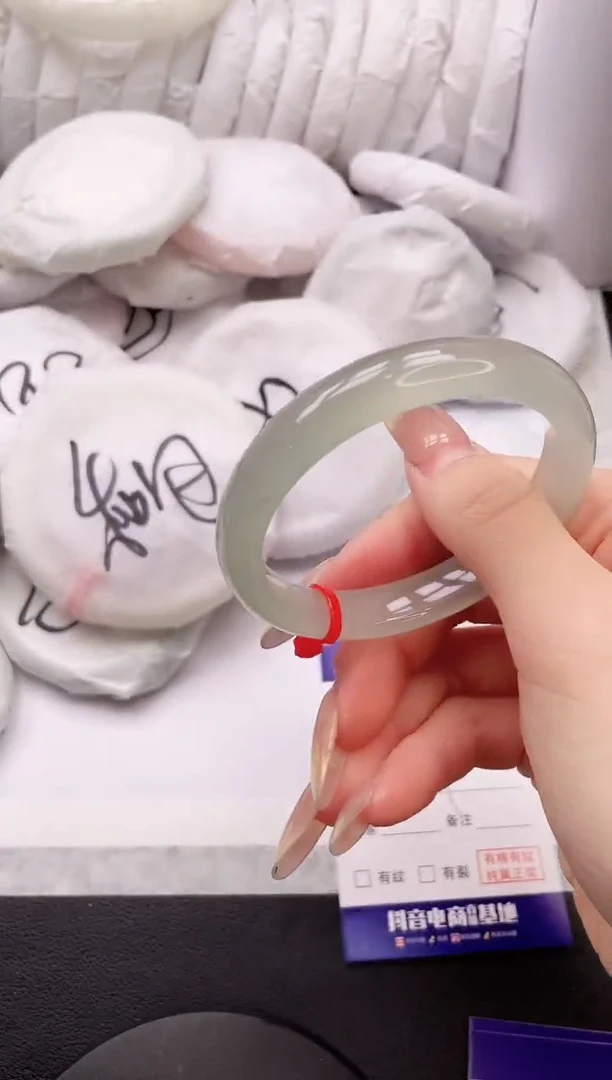 【闪购商品】石英质玉手镯未镶嵌13K69-55