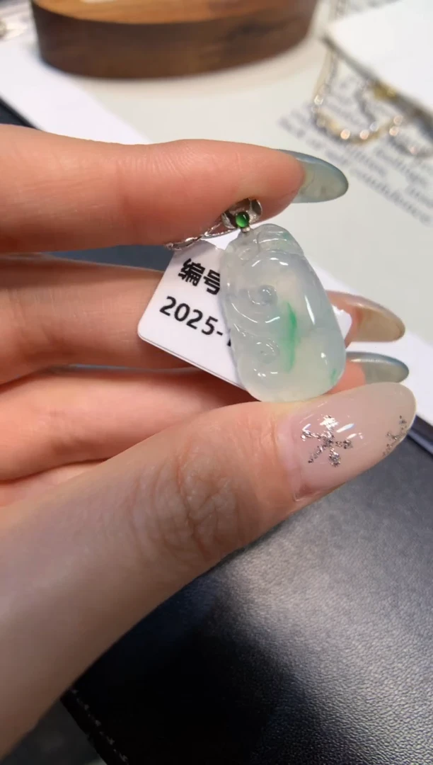 颈饰18K金镶嵌翡翠如意