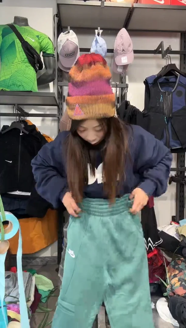 1063  编码 瑕疵款直播间过款为准 尺码   身高  M