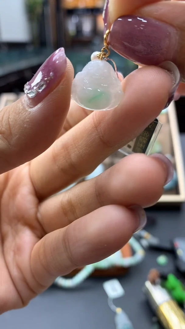 翡翠18K金镶嵌颈饰佛公